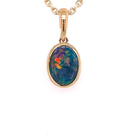 Vedhæng med en ægte doublet opal fra Australien indfattet i 14 karat guld.