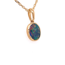 Vedhæng med en ægte doublet opal fra Australien indfattet i 14 karat guld.