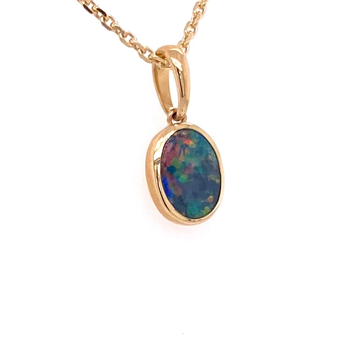 Vedhæng med en ægte doublet opal fra Australien indfattet i 14 karat guld.