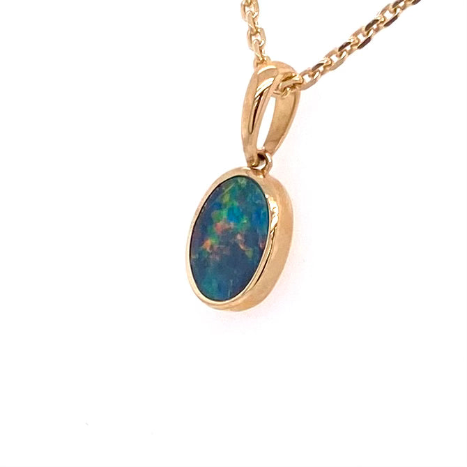 Vedhæng med en ægte doublet opal fra Australien indfattet i 14 karat guld.