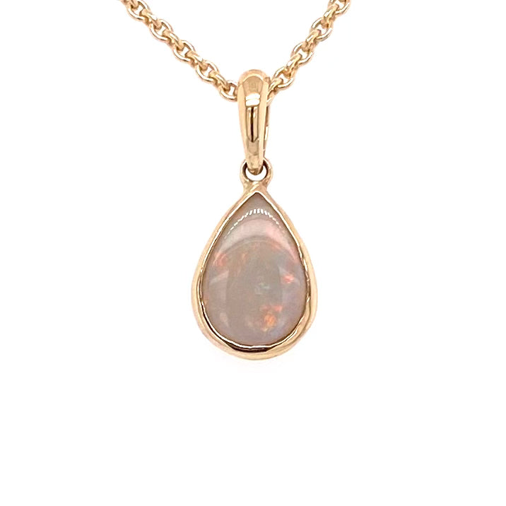 Vedhæng med en ægte solid crystal opal fra Australien indfattet i 14 karat guld.
