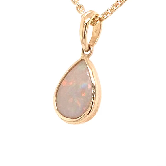Vedhæng med en ægte solid crystal opal fra Australien indfattet i 14 karat guld.