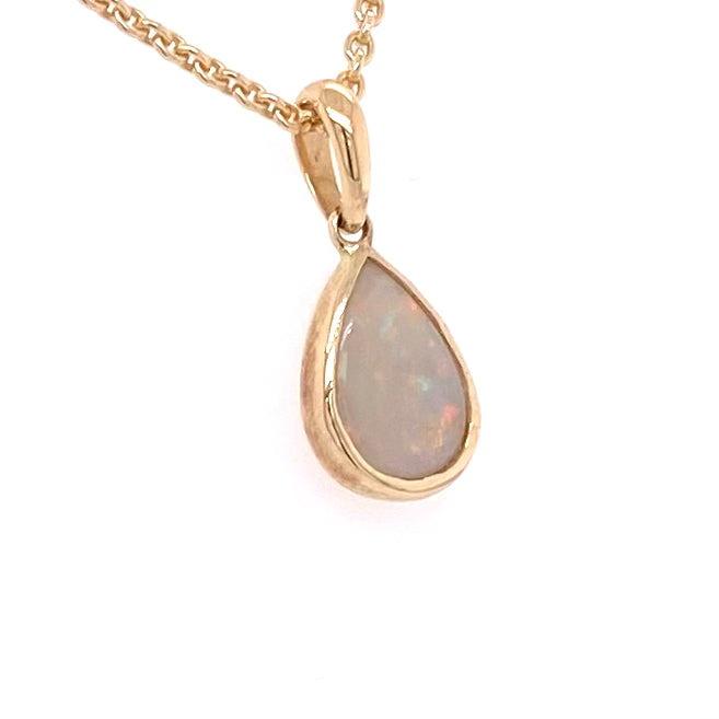 Vedhæng med en ægte solid crystal opal fra Australien indfattet i 14 karat guld.