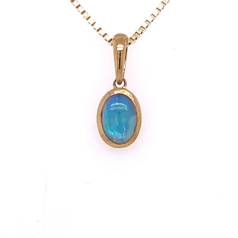 Vedhæng med en ægte solid crystal opal fra Australien indfattet i 14 karat guld.