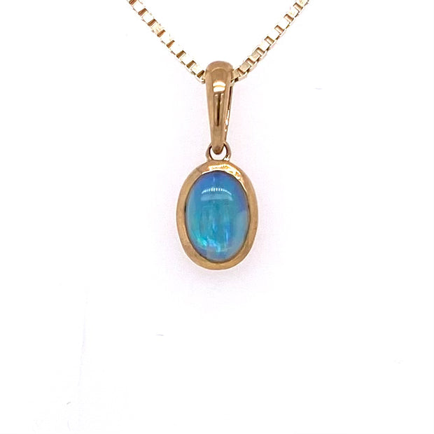 Vedhæng med en ægte solid crystal opal fra Australien indfattet i 14 karat guld.
