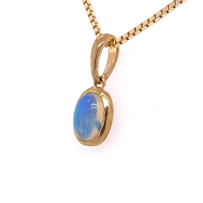 Vedhæng med en ægte solid crystal opal fra Australien indfattet i 14 karat guld.