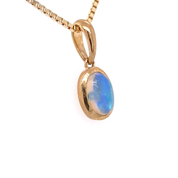 Vedhæng med en ægte solid crystal opal fra Australien indfattet i 14 karat guld.