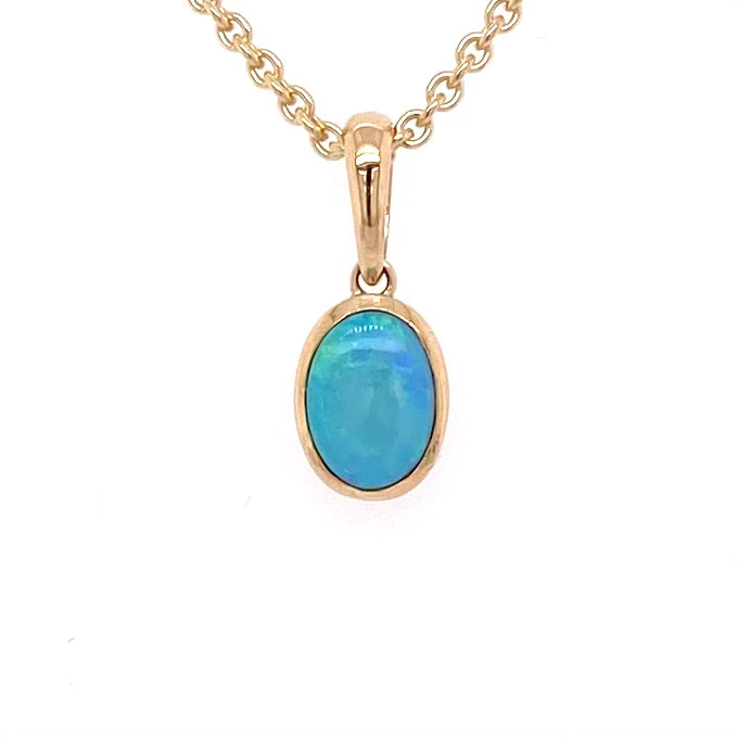 Vedhæng med en ægte solid crystal opal fra Australien indfattet i 14 karat guld.