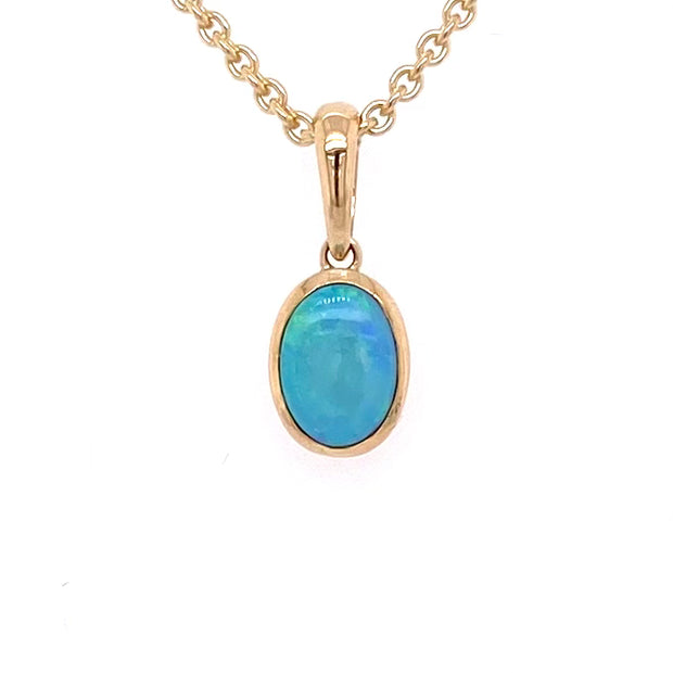 Vedhæng med en ægte solid crystal opal fra Australien indfattet i 14 karat guld.