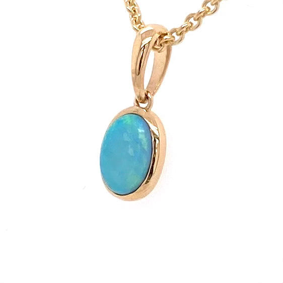 Vedhæng med en ægte solid crystal opal fra Australien indfattet i 14 karat guld.