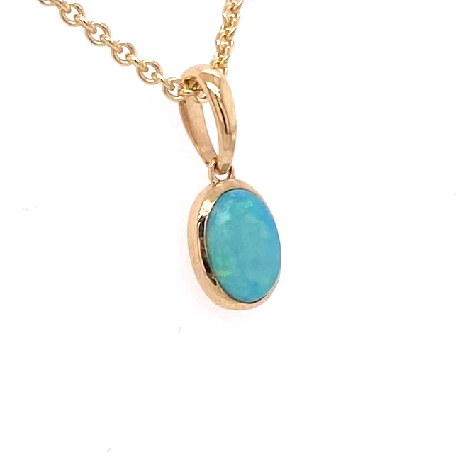 Vedhæng med en ægte solid crystal opal fra Australien indfattet i 14 karat guld.