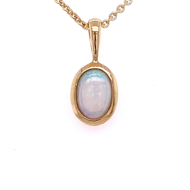 Vedhæng med en ægte solid crystal opal fra Australien indfattet i 14 karat guld.