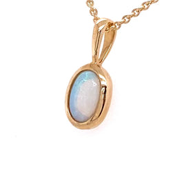 Vedhæng med en ægte solid crystal opal fra Australien indfattet i 14 karat guld.