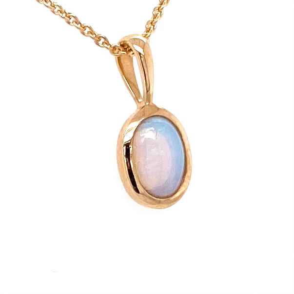 Vedhæng med en ægte solid crystal opal fra Australien indfattet i 14 karat guld.