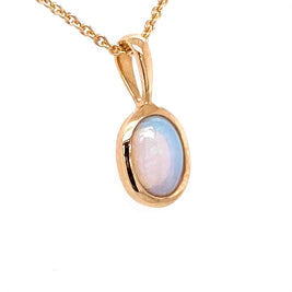 Vedhæng med en ægte solid crystal opal fra Australien indfattet i 14 karat guld.