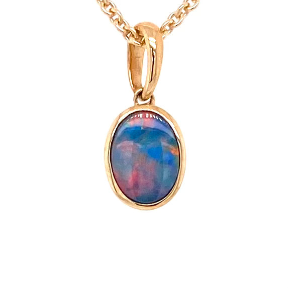 Vedhæng med en ægte doublet opal fra Australien indfattet i 14 karat guld.