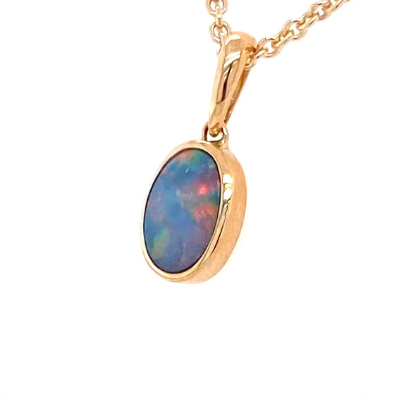 Vedhæng med en ægte doublet opal fra Australien indfattet i 14 karat guld.
