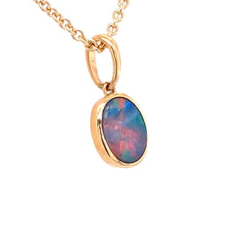 Vedhæng med en ægte doublet opal fra Australien indfattet i 14 karat guld.