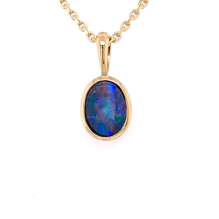 Vedhæng med en ægte doublet opal fra Australien indfattet i 14 karat guld.