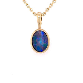 Vedhæng med en ægte doublet opal fra Australien indfattet i 14 karat guld.