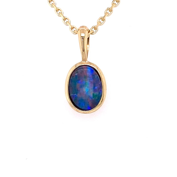 Vedhæng med en ægte doublet opal fra Australien indfattet i 14 karat guld.