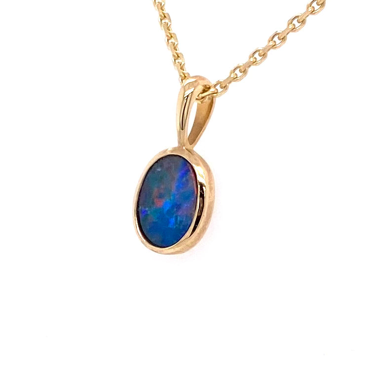Vedhæng med en ægte doublet opal fra Australien indfattet i 14 karat guld.