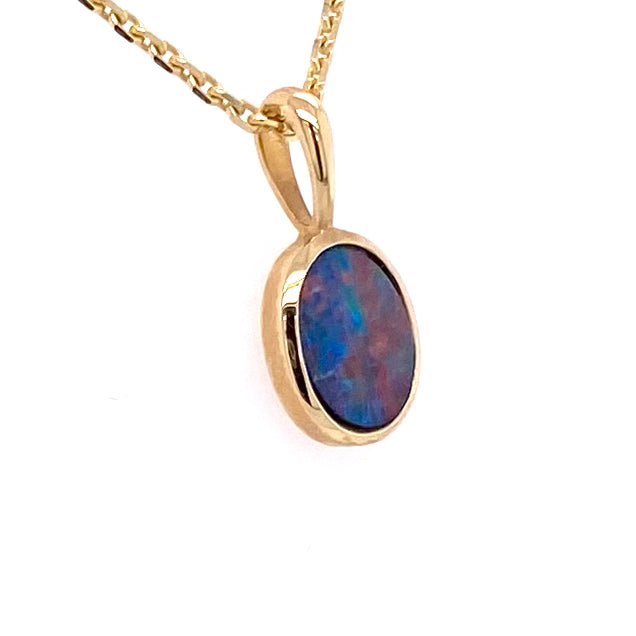 Vedhæng med en ægte doublet opal fra Australien indfattet i 14 karat guld.