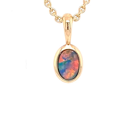 Vedhæng med en ægte doublet opal fra Australien indfattet i 14 karat guld.