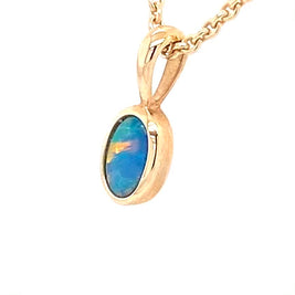 Vedhæng med en ægte doublet opal fra Australien indfattet i 14 karat guld.