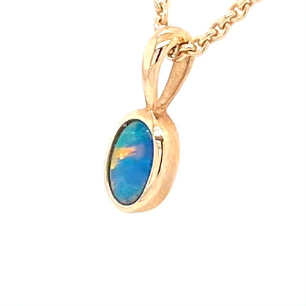 Vedhæng med en ægte doublet opal fra Australien indfattet i 14 karat guld.