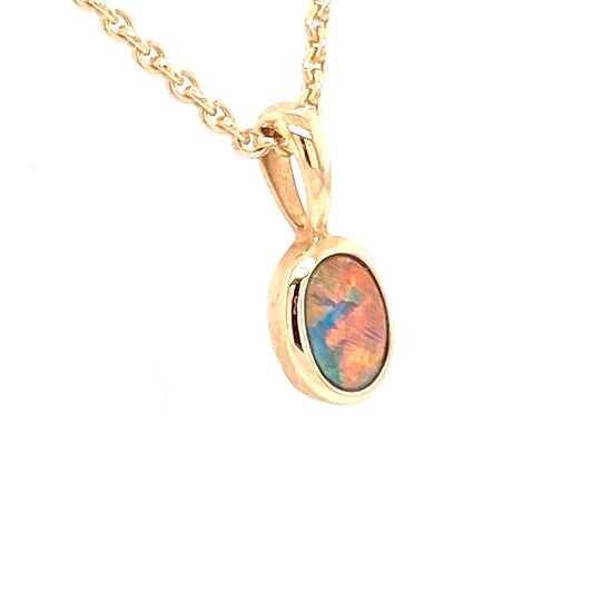Vedhæng med en ægte doublet opal fra Australien indfattet i 14 karat guld.