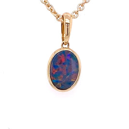 Vedhæng med en ægte doublet opal fra Australien indfattet i 14 karat guld.