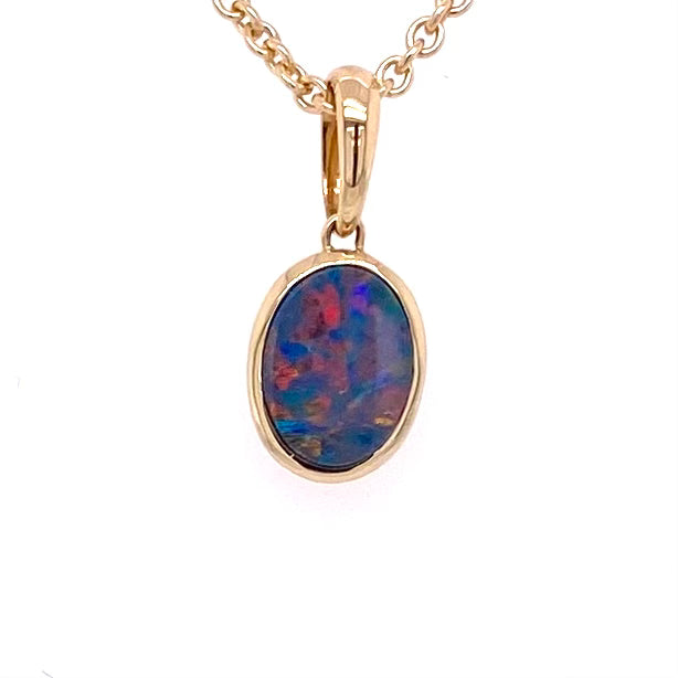 Vedhæng med en ægte doublet opal fra Australien indfattet i 14 karat guld.