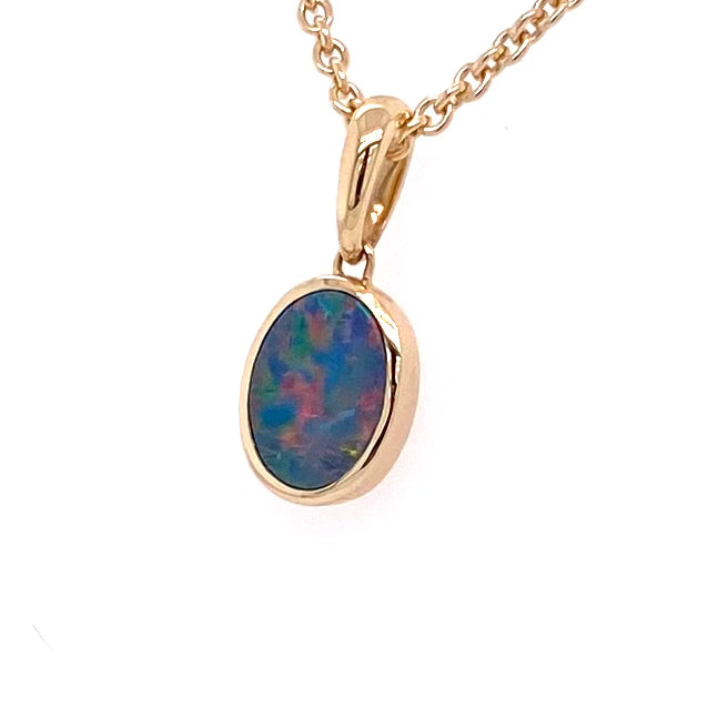 Vedhæng med en ægte doublet opal fra Australien indfattet i 14 karat guld.