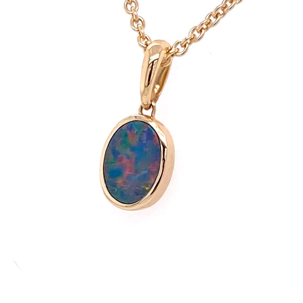 Vedhæng med en ægte doublet opal fra Australien indfattet i 14 karat guld.