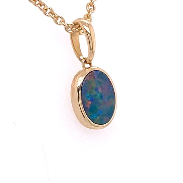 Vedhæng med en ægte doublet opal fra Australien indfattet i 14 karat guld.