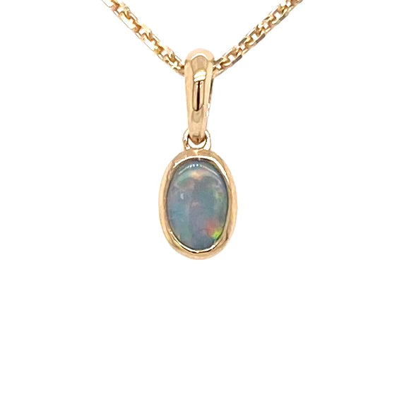 Vedhæng med en ægte solid crystal opal fra Australien indfattet i 14 karat guld.