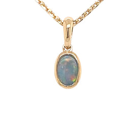 Vedhæng med en ægte solid crystal opal fra Australien indfattet i 14 karat guld.