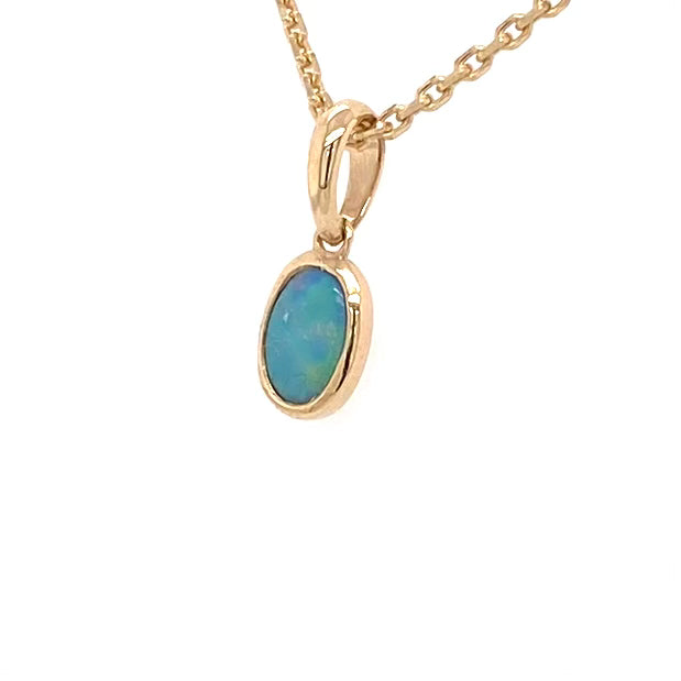 Vedhæng med en ægte solid crystal opal fra Australien indfattet i 14 karat guld.