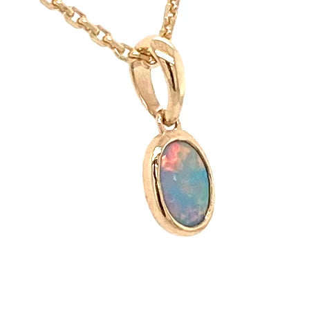 Vedhæng med en ægte solid crystal opal fra Australien indfattet i 14 karat guld.