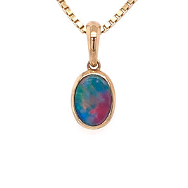 Vedhæng med en ægte doublet opal fra Australien indfattet i 14 karat guld.