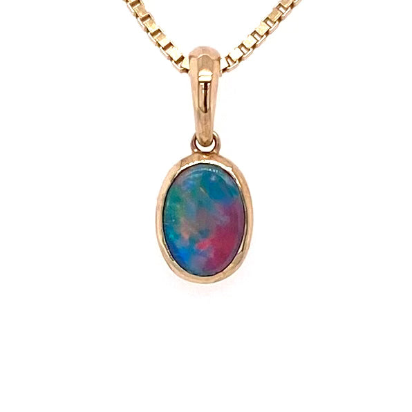 Vedhæng med en ægte doublet opal fra Australien indfattet i 14 karat guld.