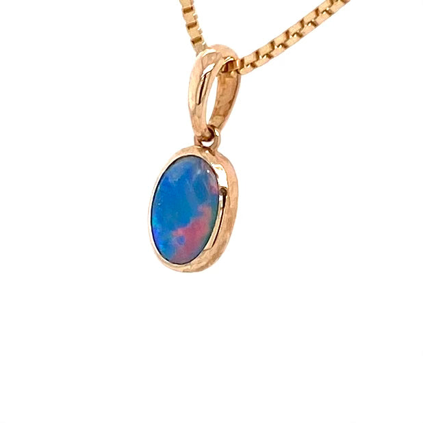 Vedhæng med en ægte doublet opal fra Australien indfattet i 14 karat guld.