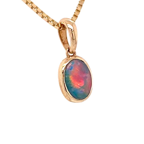 Vedhæng med en ægte doublet opal fra Australien indfattet i 14 karat guld.
