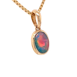 Vedhæng med en ægte doublet opal fra Australien indfattet i 14 karat guld.