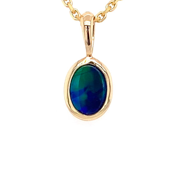 Vedhæng med en ægte doublet opal fra Australien indfattet i 14 karat guld.