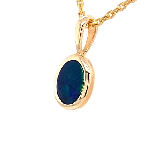 Vedhæng med en ægte doublet opal fra Australien indfattet i 14 karat guld.