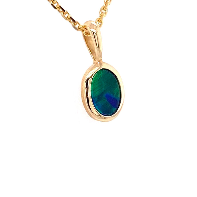Vedhæng med en ægte doublet opal fra Australien indfattet i 14 karat guld.