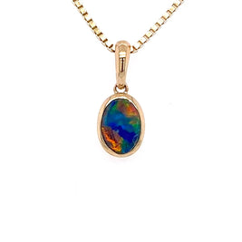 Vedhæng med en ægte doublet opal fra Australien indfattet i 14 karat guld.