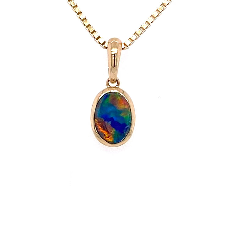 Vedhæng med en ægte doublet opal fra Australien indfattet i 14 karat guld.